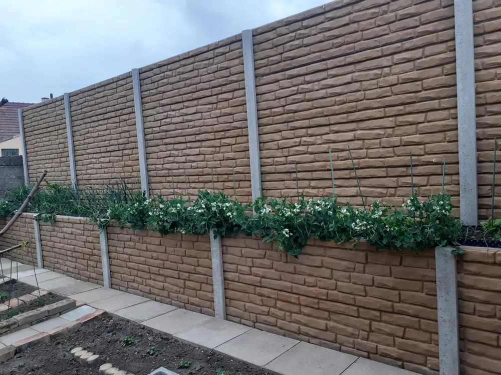 Betonzaun mit integriertem Vorgarten