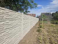 Zaunkonstruktion mit hochwertigen Splittdekorplatten