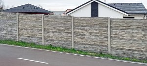 Chcete větší klid v zahradě? Betonový plot vám poslouží jako ochrana před ruchem silnice