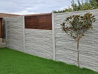 Wie lässt sich ein kleiner Garten mit einem Betonzaun optisch vergrößern?