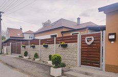 Betonzaun reinigen: Wie entfernt man Moos und Winterschmutz, ohne den Zaun zu beschädigen?